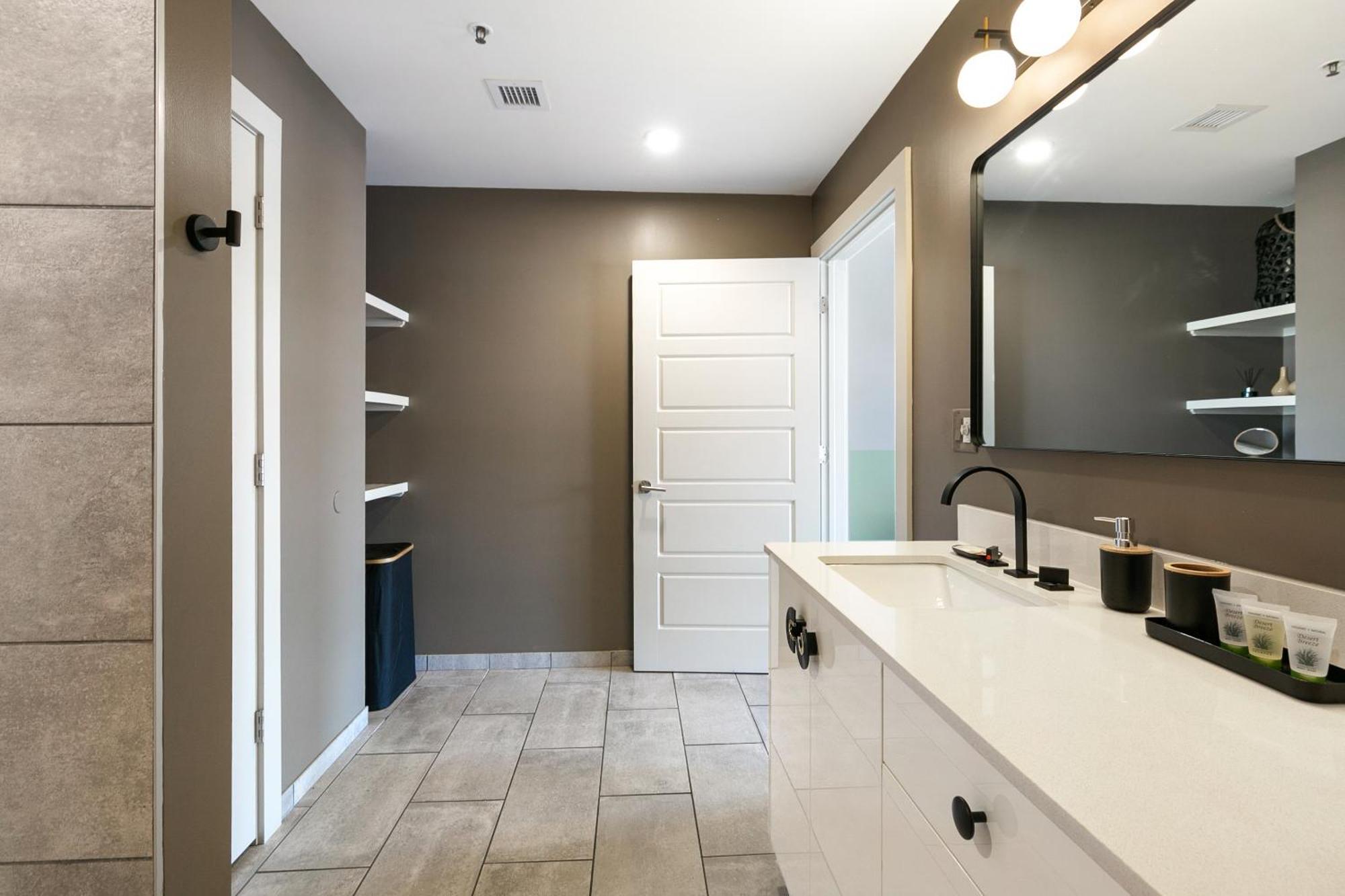 Luxury 2-Bedroom Condo Steps Away From The French Quarter Новый Орлеан Экстерьер фото