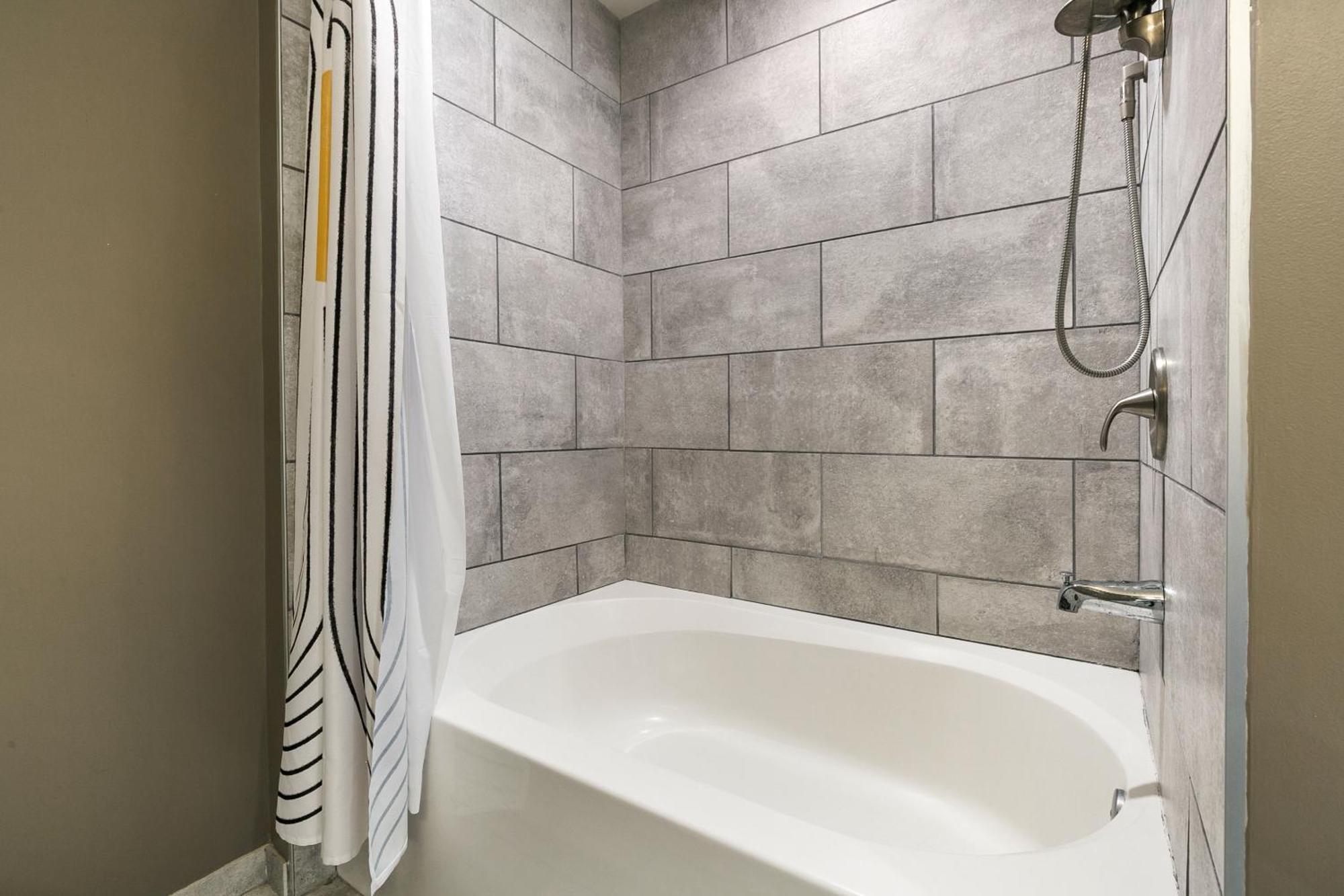 Luxury 2-Bedroom Condo Steps Away From The French Quarter Новый Орлеан Экстерьер фото